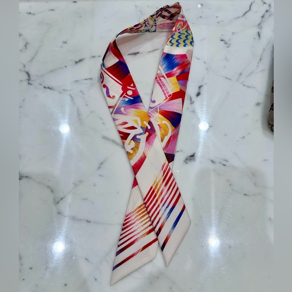 Hermès pink Silk Twilly Scarf - Picture 6 of 10